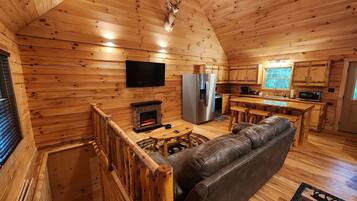Una Smart TV, una chimenea, un futbolín