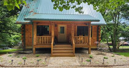 Cedar Cross Cabins 2 bed 2 bath log home. NEW build in Historic French Lick, IN