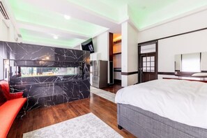 9 bedrooms, iron/ironing board, WiFi, bed sheets