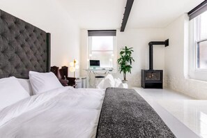 9 bedrooms, iron/ironing board, WiFi, bed sheets