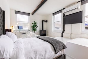 9 bedrooms, iron/ironing board, WiFi, bed sheets