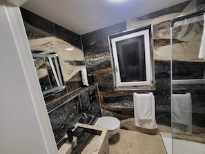 Regadera, toallas, papel de baño 