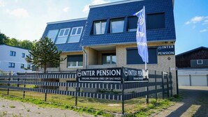Un edificio con un letrero que dice 'INTER PENSION' y una bandera.