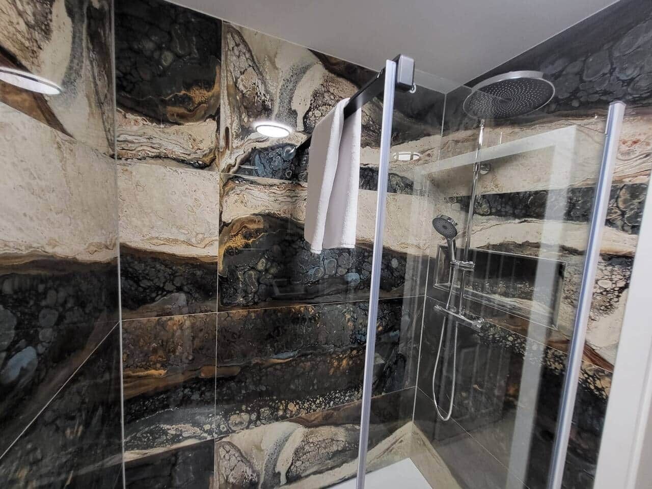 Dusche, Handtücher, Toilettenpapier