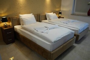 2 bedrooms, desk, travel cot, free WiFi - 2-room apartment with balcony for families & fitters No2 (Garbsen)