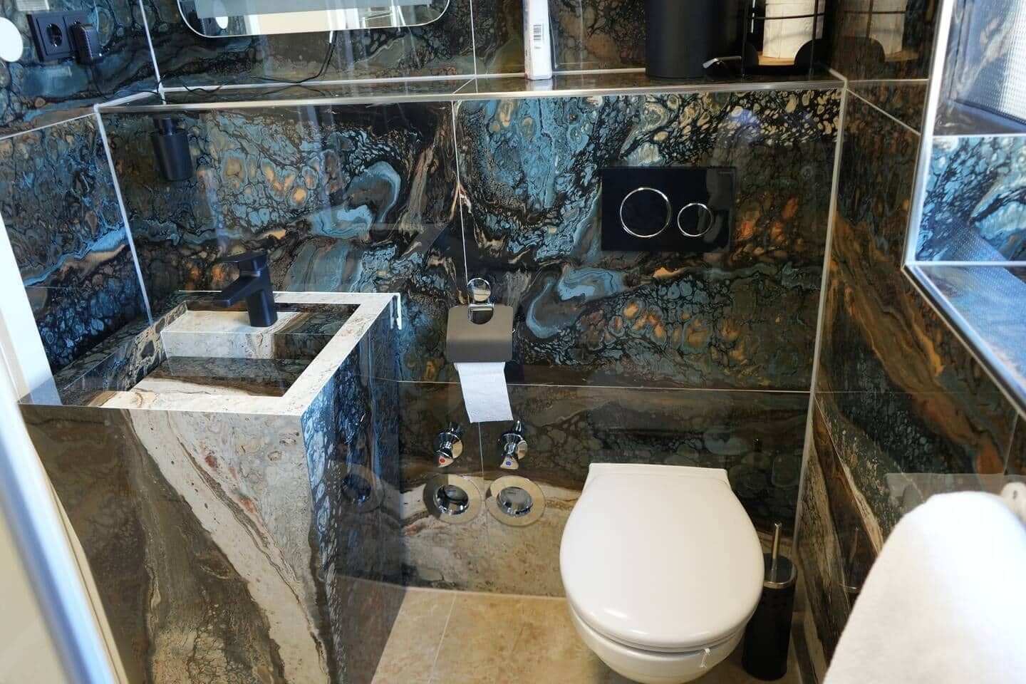 Dusche, Handtücher, Toilettenpapier