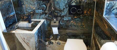 シャワー、タオル、トイレットペーパー