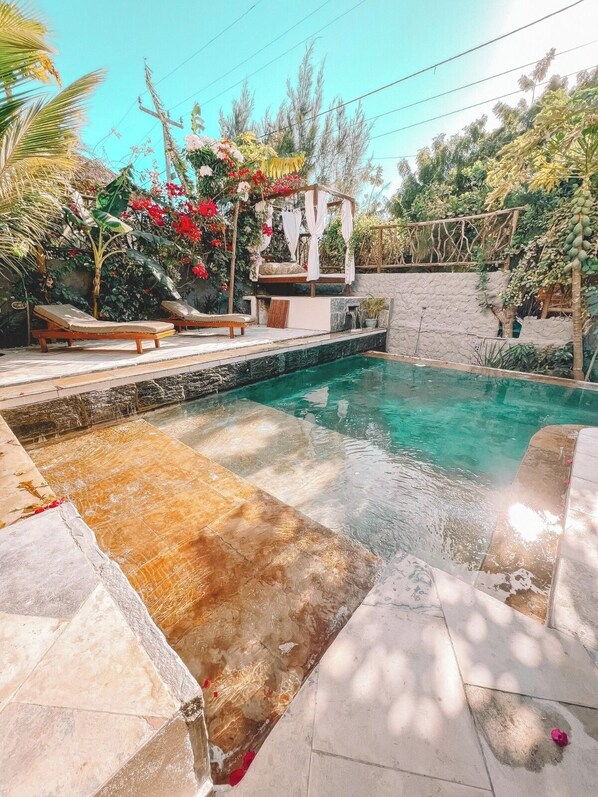 10 piscines extérieures, chaises longues