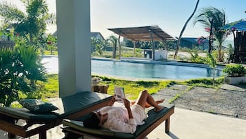 Habitación cuádruple de lujo, vista al mar | Escritorio, espacio para trabajar con laptop y insonorización
