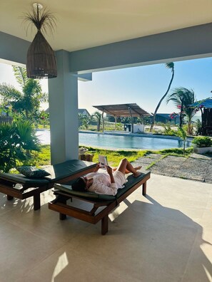 Escritorio y espacio para trabajar con laptop