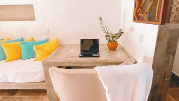 Quarto triplo conforto, vista para a piscina | Roupas de cama premium, frigobar, quartos à prova de som