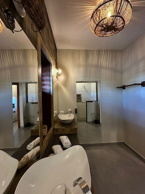Chambre Quadruple Luxe, vue mer | Salle de bain | Articles de toilette gratuits, serviettes fournies, savon, shampoing