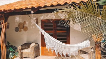 Habitación triple Confort, vista a la alberca | Ropa de cama de alta calidad, minibar y escritorio
