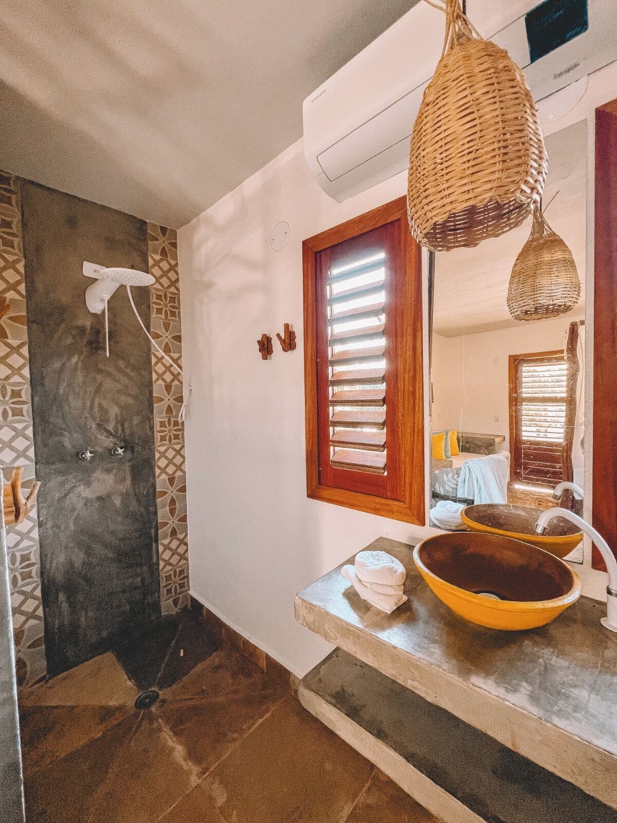 Habitación triple Confort, vista a la alberca | Baño | Amenidades de baño gratuitas, toallas, jabón, shampoo 