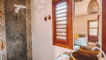 Habitación triple Confort, vista a la alberca | Baño | Amenidades de baño gratuitas, toallas, jabón, shampoo