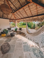 Habitación triple Deluxe | Ropa de cama de alta calidad, minibar, escritorio