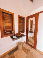 Habitación de lujo doble, 1 cama de matrimonio | Baño | Artículos de higiene personal gratuitos, toallas, jabón y champú