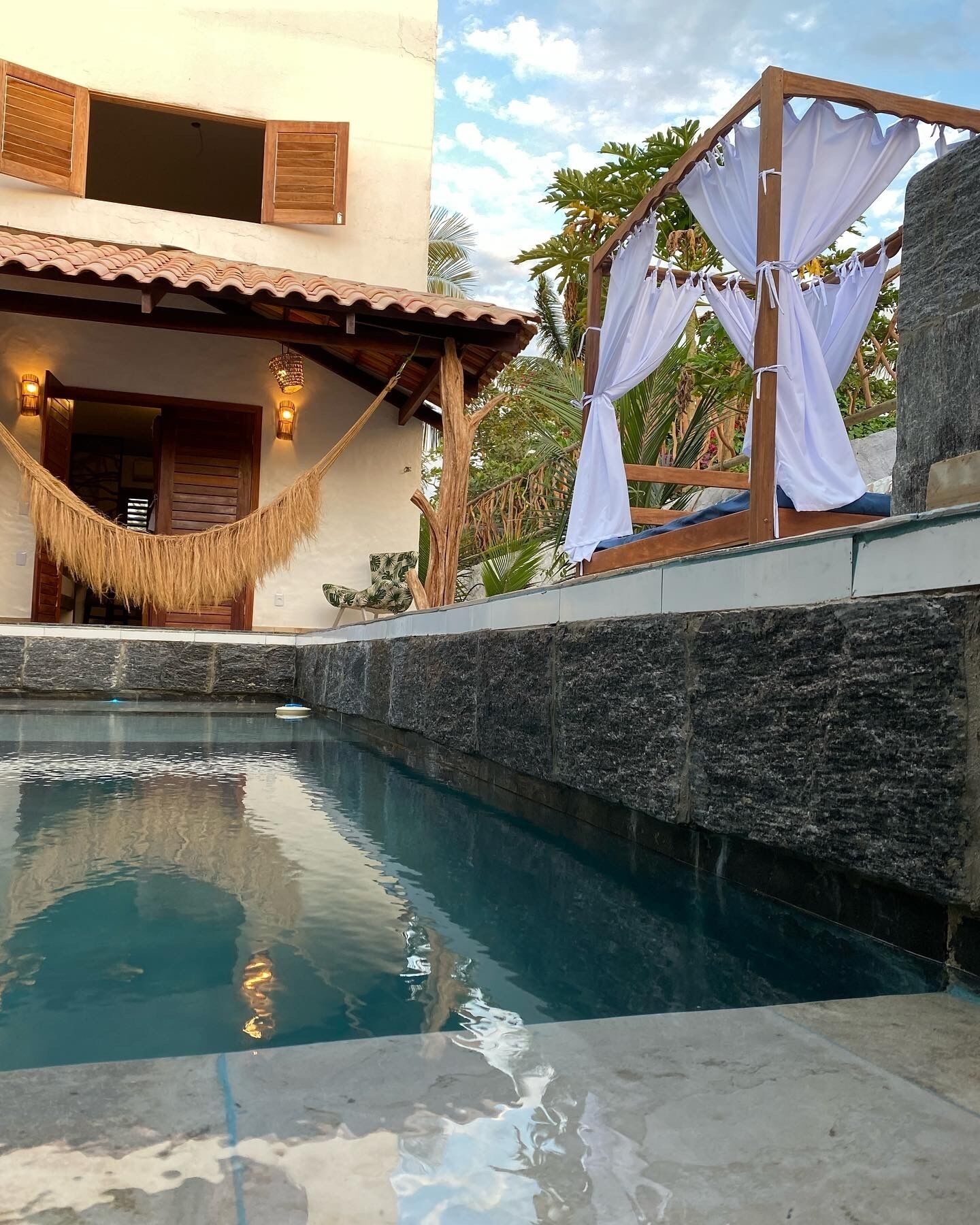 10 piscinas externas, funciona das 9h30 às 21h30, espreguiçadeiras