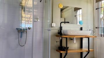 Dusj, hårføner, håndklær og såpe
