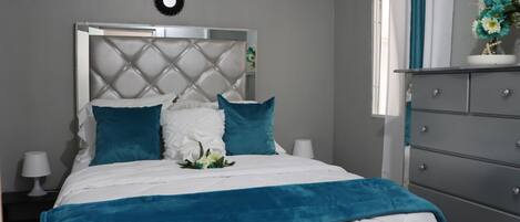 2 slaapkamers, een strijkplank/strijkijzer, internet, beddengoed