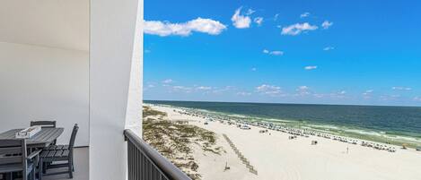 På stranden og snorkling