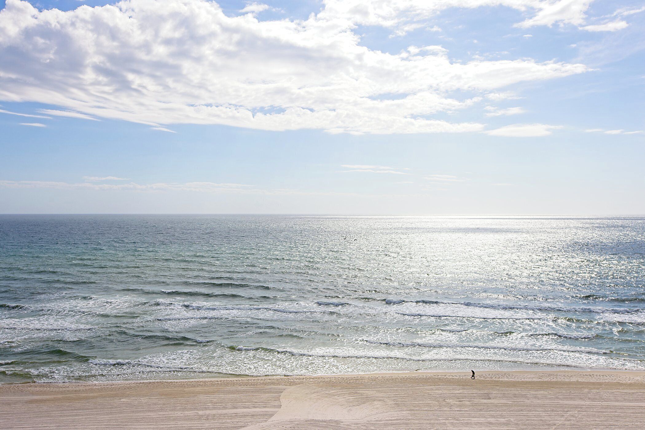 Una playa con arena y el océano.