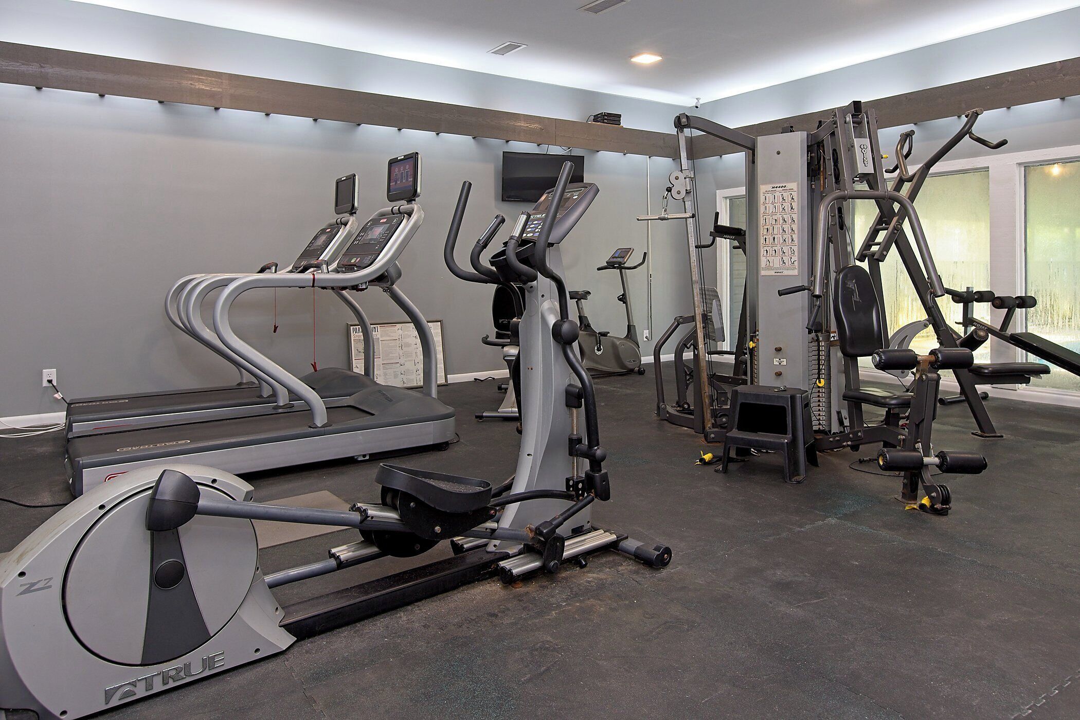 Academia com esteiras, elípticos e aparelhos de musculação.