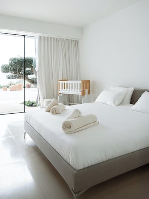 4 bedrooms, iron/ironing board, WiFi, bed sheets