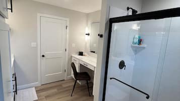 Een douche, een haardroger, handdoeken, zeep
