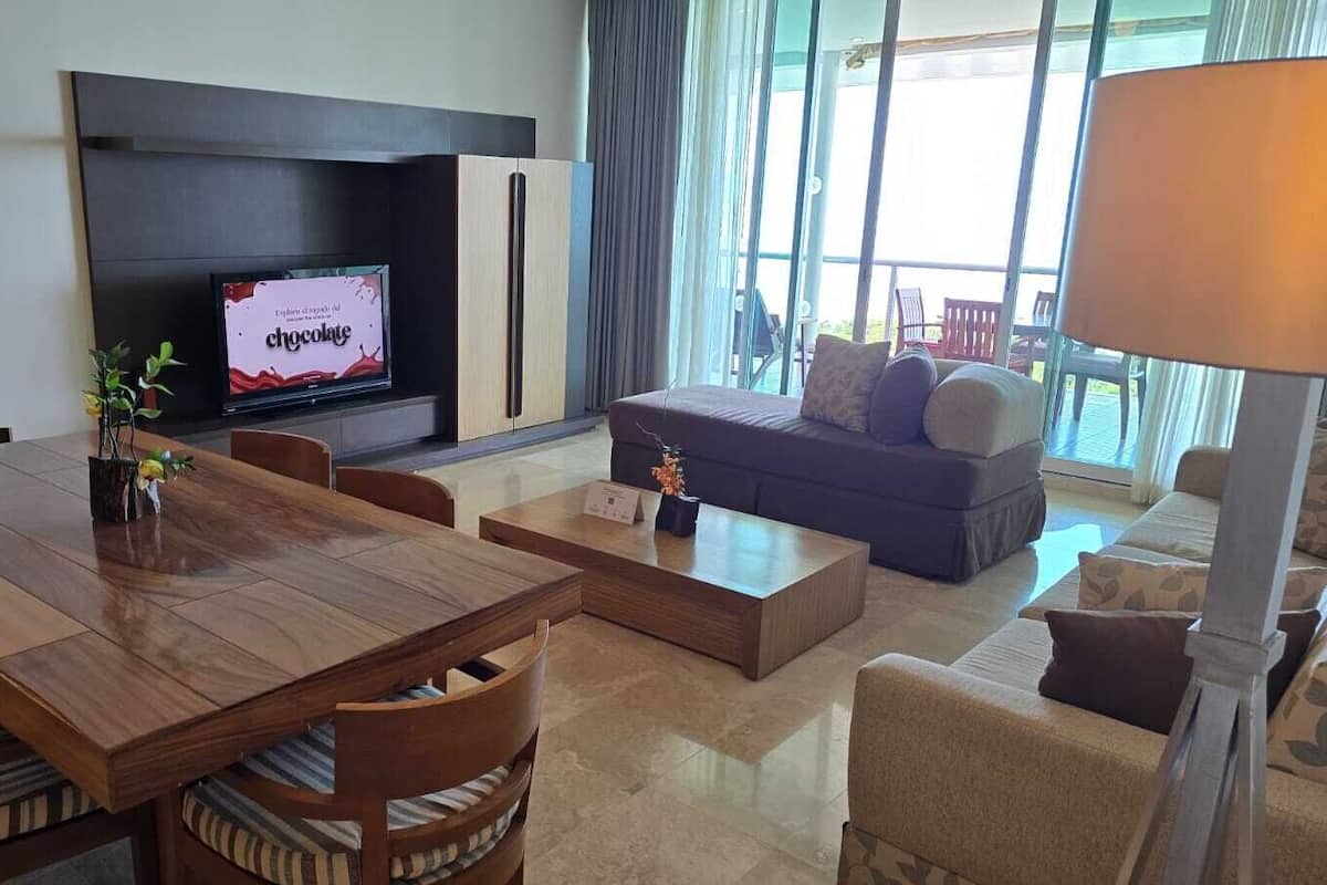 Luxe suite, privézwembad, uitzicht op het strand | Woonruimte | Televisie