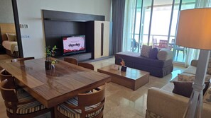 Luksussuite, privat basseng, strandutsikt | Oppholdsområde | TV