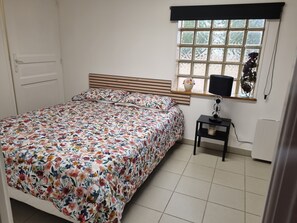 2 bedrooms, iron/ironing board, Internet, bed sheets
