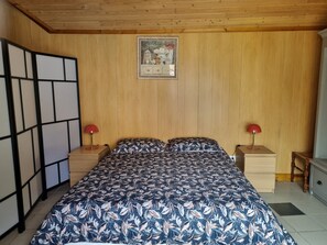 2 bedrooms, iron/ironing board, Internet, bed sheets