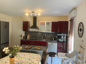 Microondas, horno, placa de cocina, lavavajillas