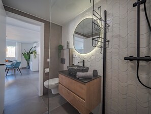 Secadora de cabello, toallas, papel de baño 