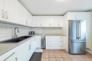 Private kitchen - Cozy 2BR Near Lions Gate & Central North Van (North Vancouver)