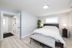 2 bedrooms, WiFi - Cozy 2BR Near Lions Gate & Central North Van (North Vancouver)