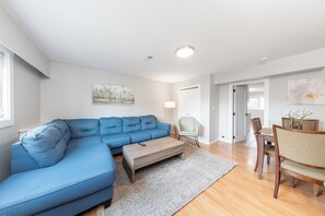 Living area - Cozy 2BR Near Lions Gate & Central North Van (North Vancouver)