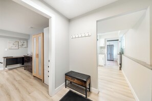 Interior - Cozy 2BR Near Lions Gate & Central North Van (North Vancouver)