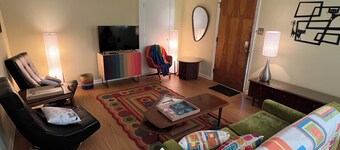 Retro 1-bedroom duplex in quiet Chapel Hill neighborhood