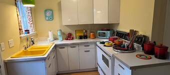 Retro 1-bedroom duplex in quiet Chapel Hill neighborhood