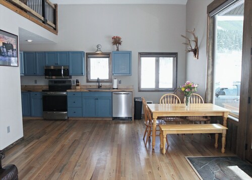 Spectacular Mountain Cabin in the heart of East Rosebud Mountains