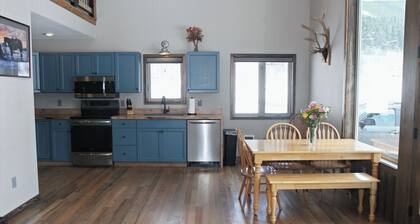 Spectacular Mountain Cabin in the heart of East Rosebud Mountains