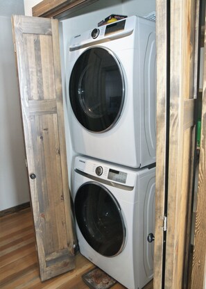 Interior - Spectacular Mountain Cabin in the heart of East Rosebud Mountains (Roscoe)