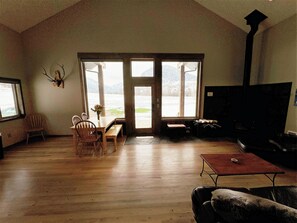 TV, fireplace - Spectacular Mountain Cabin in the heart of East Rosebud Mountains (Roscoe)