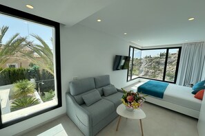 3 chambres, bureau, fer et planche à repasser, lit de bébé portatif