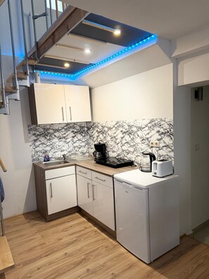 Réfrigérateur, plaque de cuisson, cafetiÚre/bouilloire