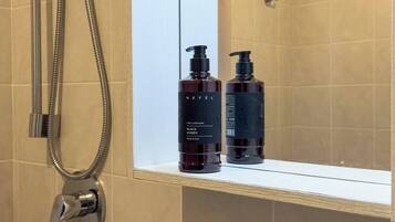 Douche, sèche-cheveux, bidet, serviettes fournies