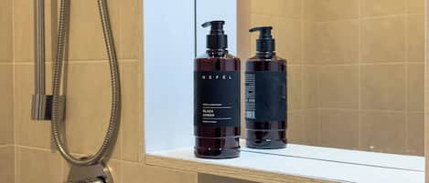 Shower, hair dryer, bidet, towels