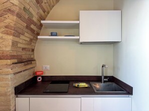 Refrigerador, placa de cocina, utensilios de cocina, mesa de comedor